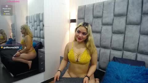 Snapshot of zoe_silver1 chatting on 10.15.25 Zoe online show from 10.15.25