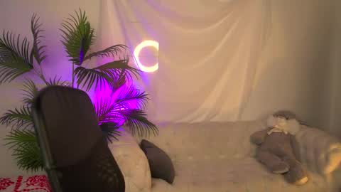 Snapshot of zoeford_ chatting on 04.12.26 ZOE online show from 04.12.26