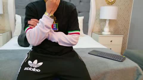 Zoe Krug online show from 11.12.25