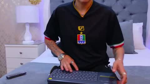 Zoe Krug online show from 11.25.25