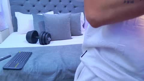 Zoe Krug online show from 11.28.25