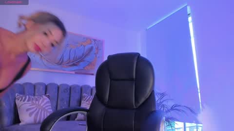 Zoe Presley  online show from 02.04.25