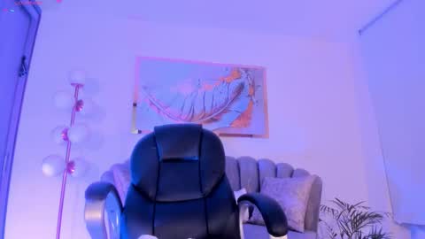 Zoe Presley  online show from 11.07.25