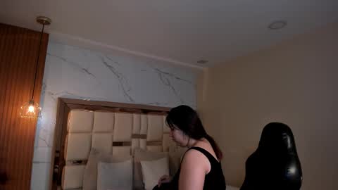 Snapshot of zoes_mile chatting on 02.05.26 Zoes online show from 02.05.26