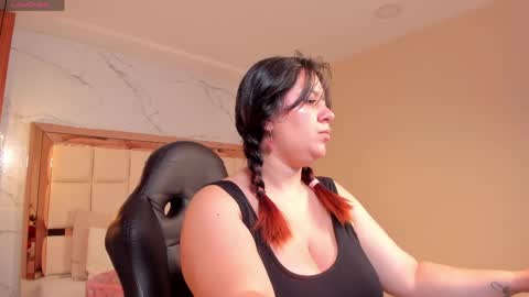Snapshot of zoes_mile chatting on 04.28.26 Zoes online show from 04.28.26
