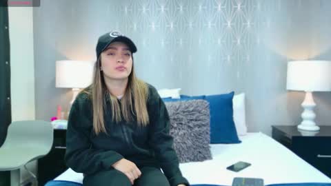 ZoeWilliis online show from 04.05.26