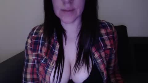 Snapshot of zoibee chatting on 01.18.25 zoibee online show from 01.18.25