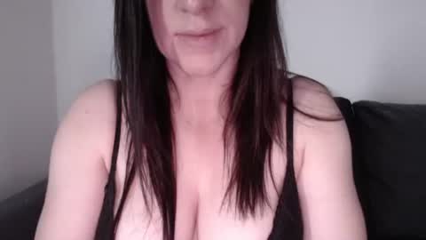 Snapshot of zoibee chatting on 10.16.25 zoibee online show from 10.16.25