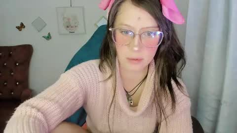 Snapshot of zooeybelair chatting on 05.08.26 Alicie online show from 05.08.26