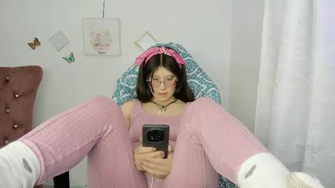Snapshot of zooeybelair chatting on 05.13.26 Alicie online show from 05.13.26