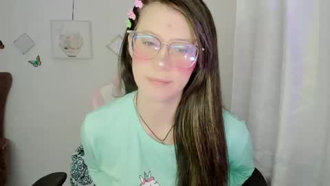 Snapshot of zooeybelair chatting on 05.18.26 Alicie online show from 05.18.26