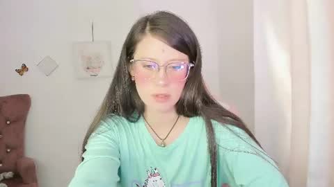 Snapshot of zooeybelair chatting on 06.18.26 Alicie online show from 06.18.26