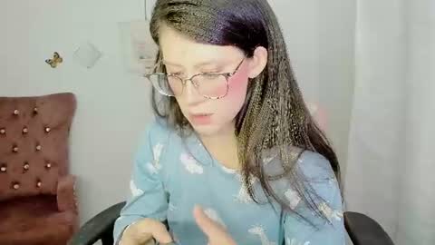 Snapshot of zooeybelair chatting on 07.10.26 Alicie online show from 07.10.26