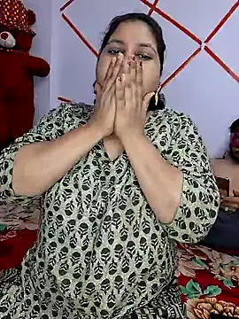 Snapshot of MOM-SUN-COUPLE chatting on 01.24.25 MOM-SUN-COUPLE online show from 01.24.25