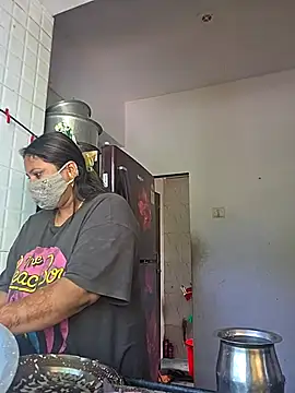 Snapshot of MOM-SUN-COUPLE chatting on 10.13.25 MOM-SUN-COUPLE online show from 10.13.25