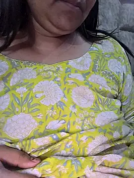 Snapshot of MOM-SUN-COUPLE chatting on 04.23.26 MOM-SUN-COUPLE online show from 04.23.26