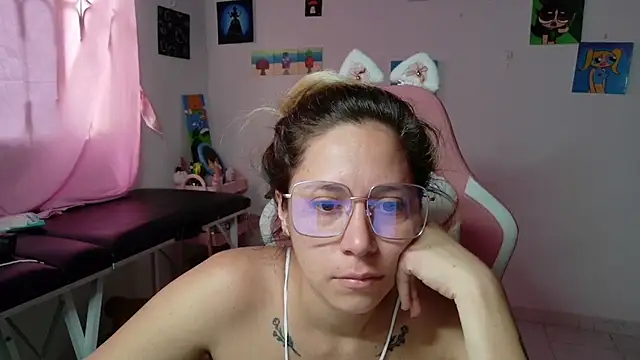 Snapshot of MommyMiaWs chatting on 01.19.26 MommyMiaWs online show from 01.19.26