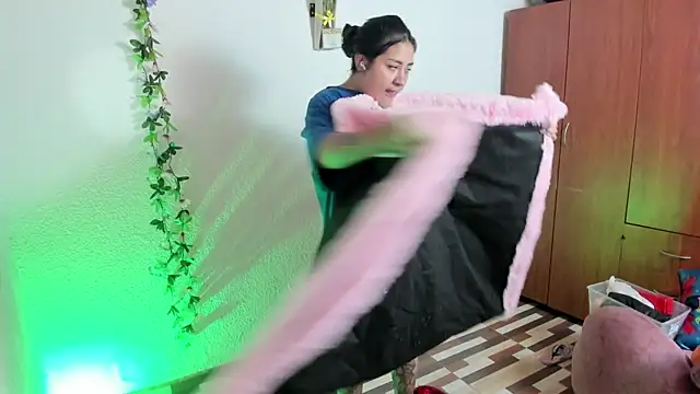 Snapshot of Hanna_moore1 chatting on 12.19.24 Hanna moore1 online show from 12.19.24