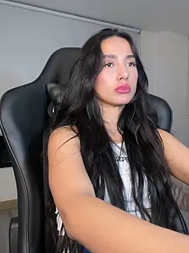 EvaMoet online show from 12.17.24