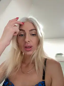 Mia Roxie online show from 10.13.25