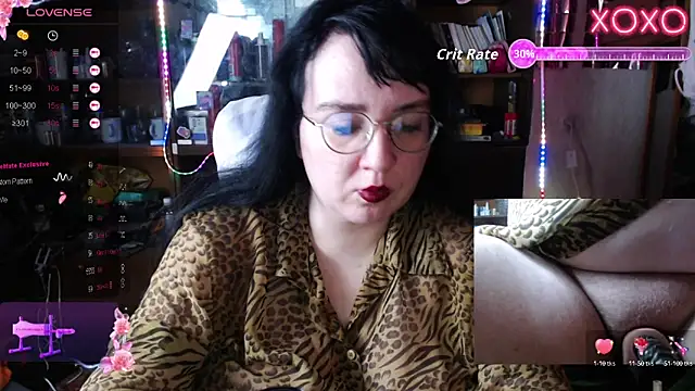 Snapshot of LeonaHarrison chatting on 10.07.25 LeonaHarrison online show from 10.07.25