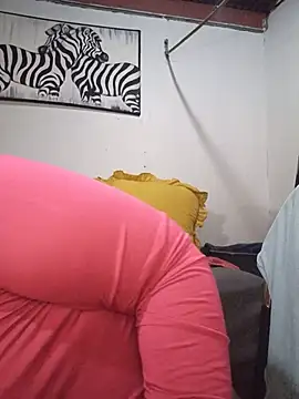 Snapshot of YELLOW_BONE chatting on 06.17.26 YELLOW BONE online show from 06.17.26