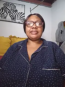 Snapshot of YELLOW_BONE chatting on 07.25.26 YELLOW BONE online show from 07.25.26