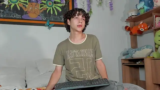 Snapshot of Cherry_boy_18 chatting on 03.08.25 Cherry boy 18 online show from 03.08.25