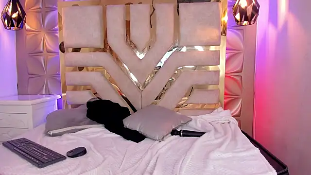 Snapshot of nahia_low chatting on 12.19.24 nahia low online show from 12.19.24