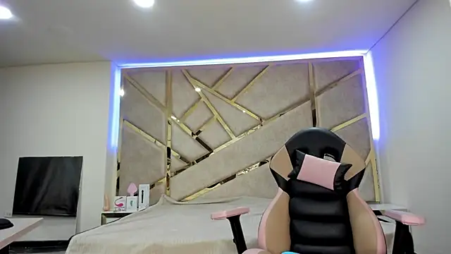 Snapshot of nahia_low chatting on 03.04.25 nahia low online show from 03.04.25