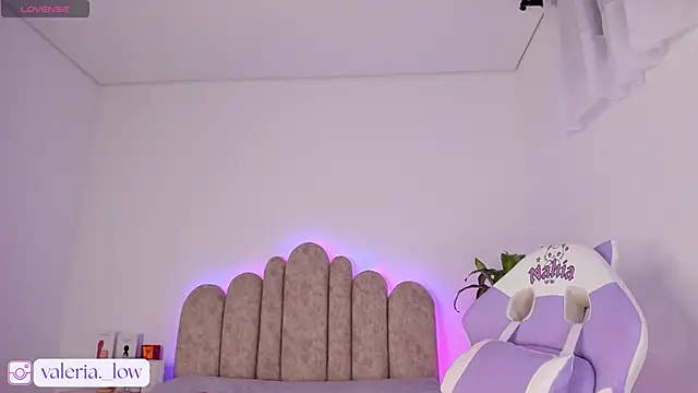 Snapshot of nahia_low chatting on 09.18.25 nahia low online show from 09.18.25