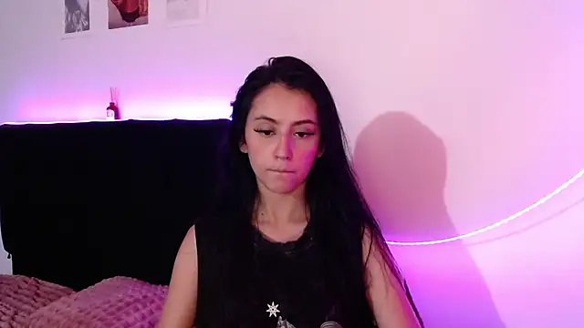 Snapshot of Coralinnee_ chatting on 03.19.25 Coralinnee online show from 03.19.25