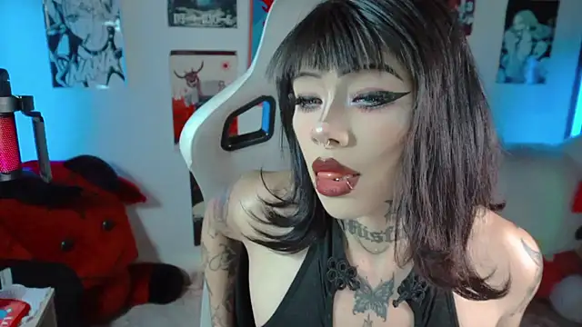 Snapshot of Deadly_Doll chatting on 09.18.25 Deadly Doll online show from 09.18.25