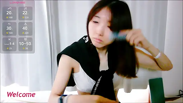 Snapshot of Love_me_Eri_ chatting on 10.06.25 Love me Eri online show from 10.06.25