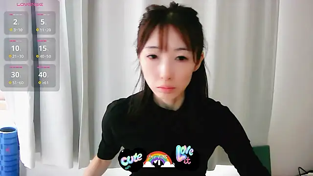 Snapshot of Love_me_Eri_ chatting on 10.18.25 Love me Eri online show from 10.18.25