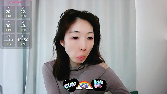 Snapshot of Love_me_Eri_ chatting on 10.20.25 Love me Eri online show from 10.20.25