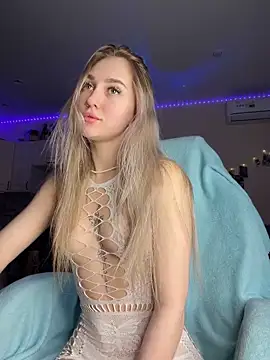 Snapshot of Good__Girl_ chatting on 04.10.26 Good Girl online show from 04.10.26