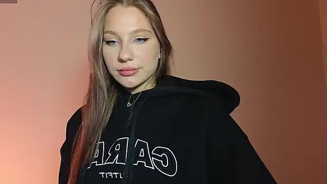 Snapshot of MiaKeler chatting on 01.31.25 MiaKeler online show from 01.31.25