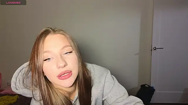 Snapshot of MiaKeler chatting on 02.05.25 MiaKeler online show from 02.05.25