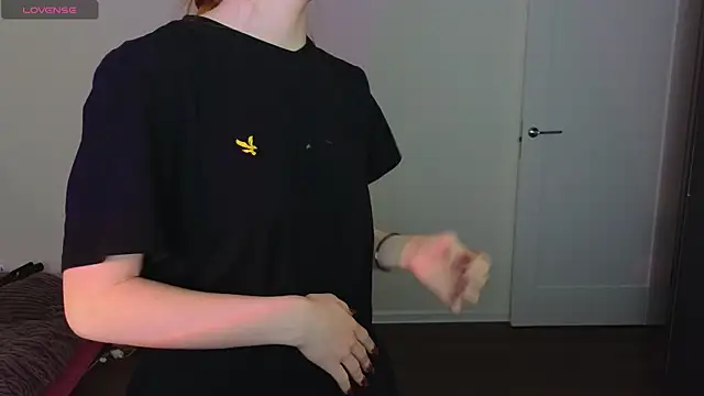 Snapshot of MiaKeler chatting on 02.08.25 MiaKeler online show from 02.08.25