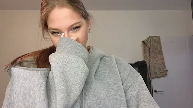 Snapshot of MiaKeler chatting on 02.18.25 MiaKeler online show from 02.18.25