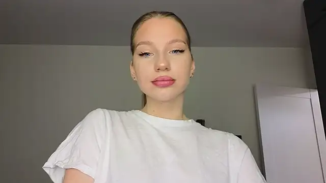 Snapshot of MiaKeler chatting on 02.20.25 MiaKeler online show from 02.20.25