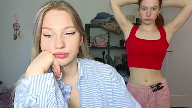 Snapshot of MiaKeler chatting on 03.12.25 MiaKeler online show from 03.12.25