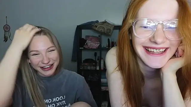 Snapshot of MiaKeler chatting on 03.13.25 MiaKeler online show from 03.13.25