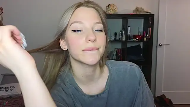 Snapshot of MiaKeler chatting on 03.17.25 MiaKeler online show from 03.17.25