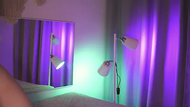 Snapshot of MiaKeler chatting on 03.22.25 MiaKeler online show from 03.22.25