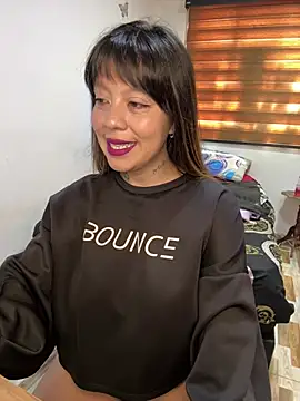 Snapshot of Bruja_lu chatting on 02.04.25 Bruja lu online show from 02.04.25