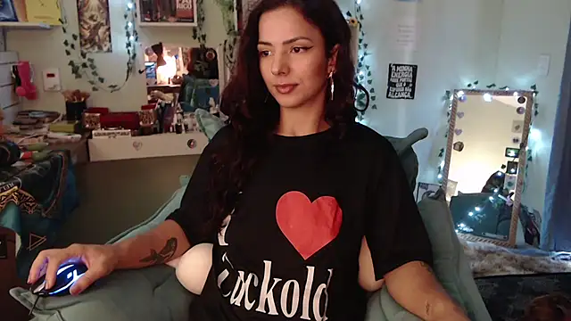 Snapshot of BeellyDance chatting on 09.25.25 BeellyDance online show from 09.25.25