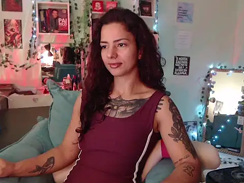 Snapshot of BeellyDance chatting on 10.04.25 BeellyDance online show from 10.04.25