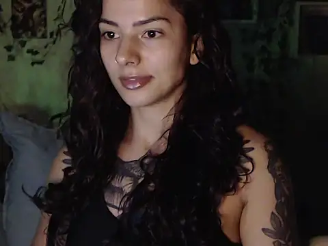 Snapshot of BeellyDance chatting on 10.24.25 BeellyDance online show from 10.24.25